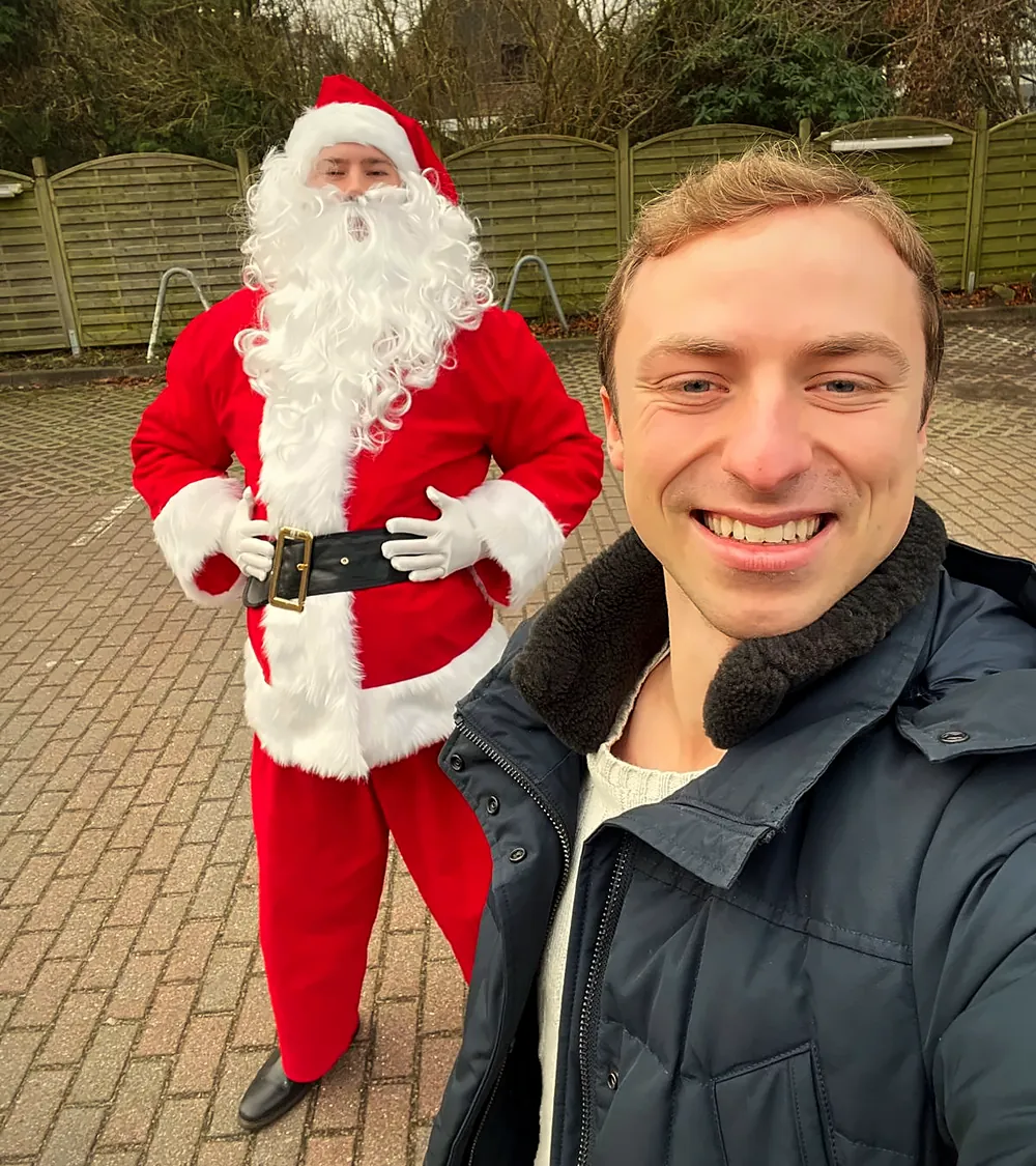 Moritz Gliewe, Gründer von Weihnachtszauber Hamburg, mit unserem Weihnachtsmann